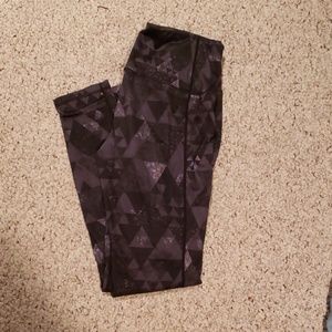 Grey and black Reebok leggings w triangle pattern